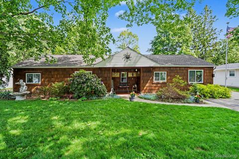 Photo of 5830 Eldridge Drive, Waterford Charter Township, MI 48327 (MLS # 20261037822)