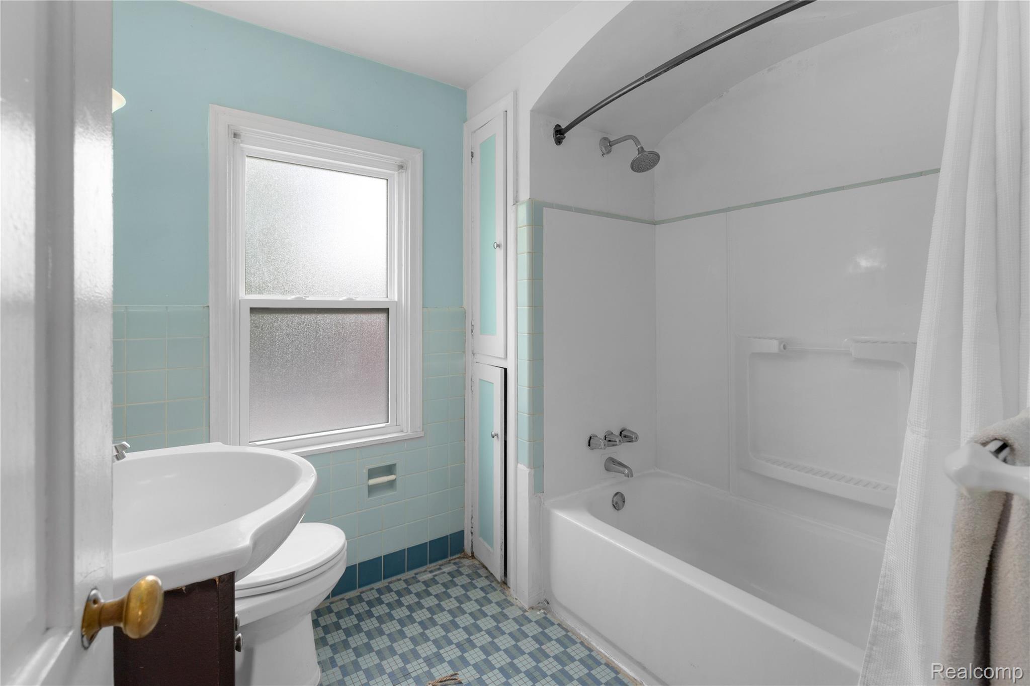 Detroit City, Michigan 48221, United States, 3 Bedrooms Bedrooms, ,2 BathroomsBathrooms,Residential,Active,151749