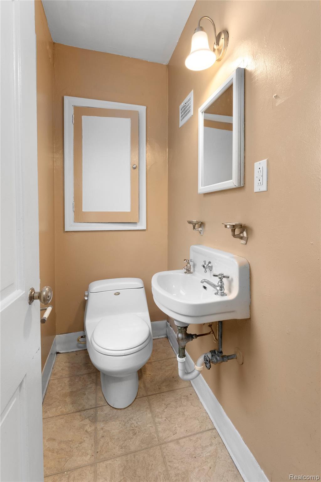 Detroit City, Michigan 48221, United States, 3 Bedrooms Bedrooms, ,2 BathroomsBathrooms,Residential,Active,151749