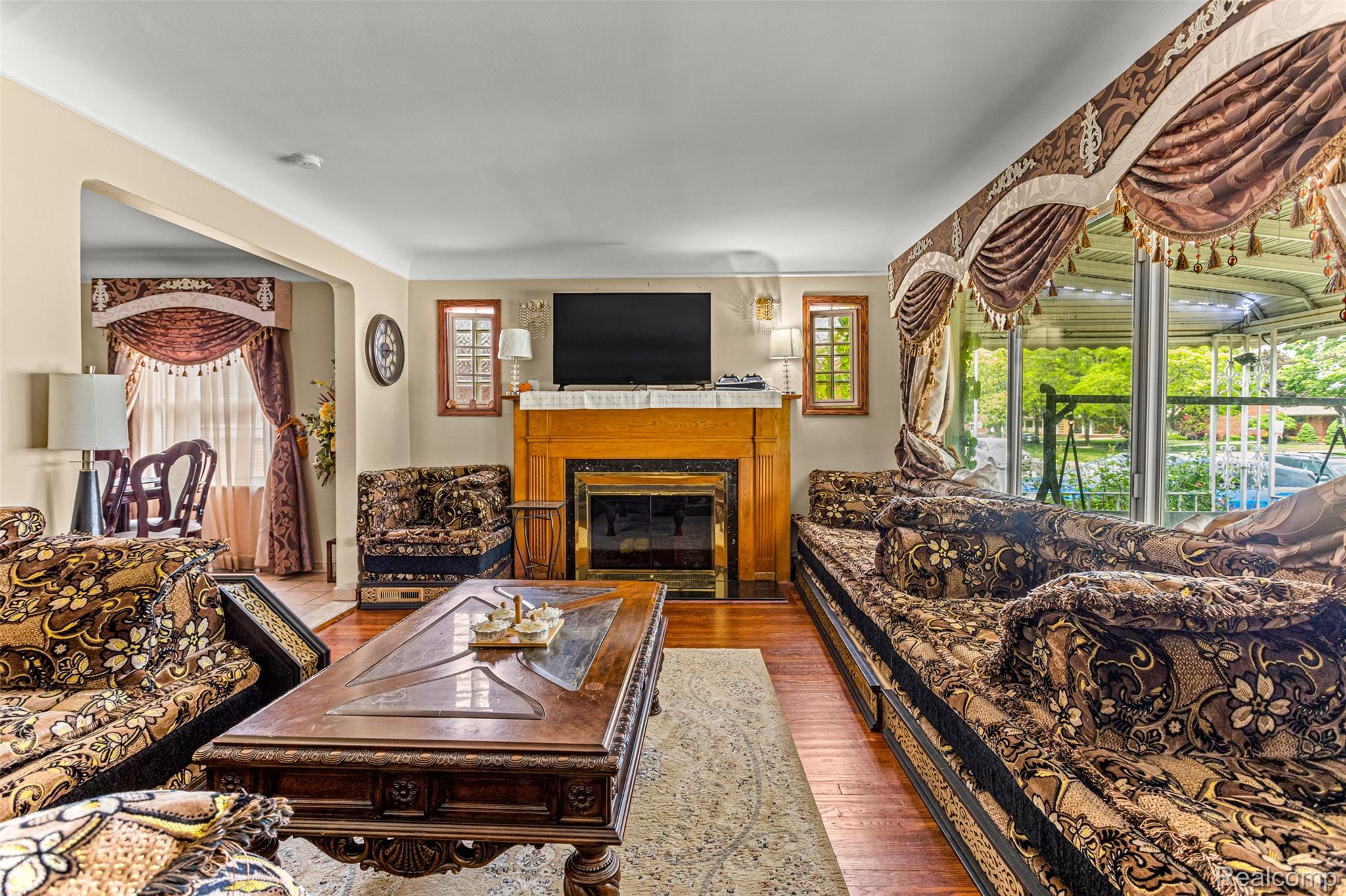 5835 Oakman Boulevard