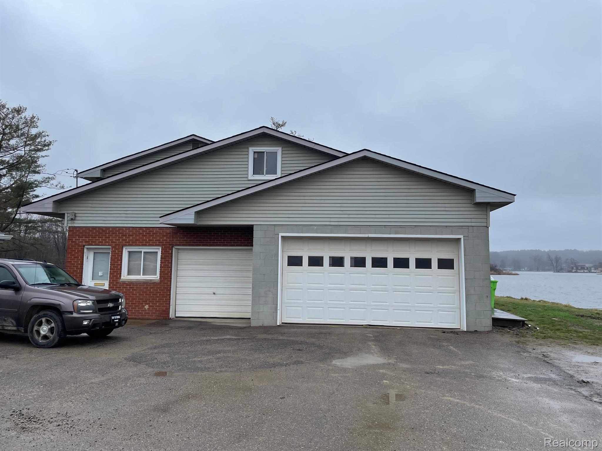 9470 PONTIAC LAKE Road