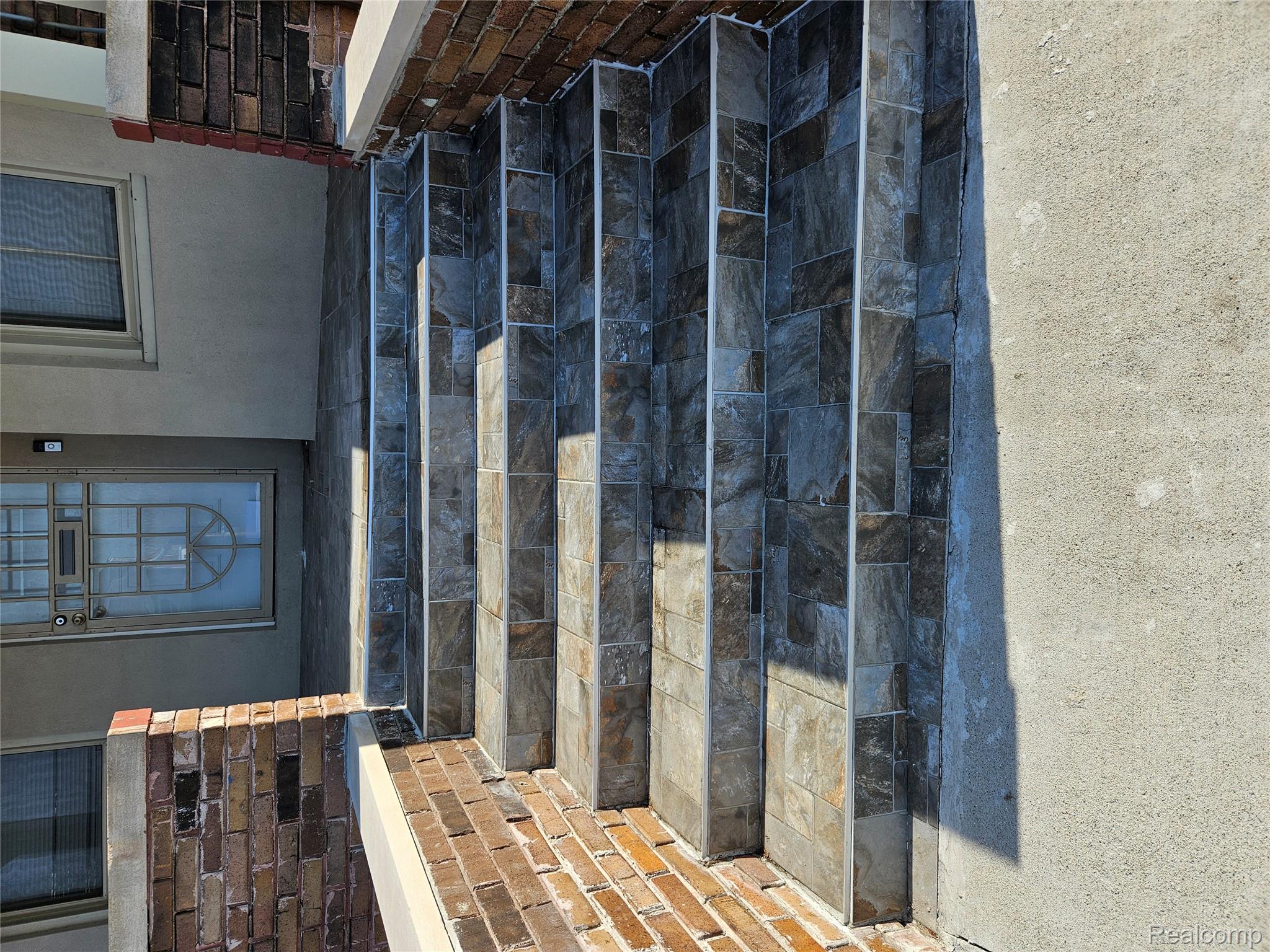 890 E Grand Boulevard N