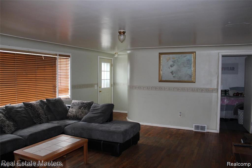 4265 Pine Grove Avenue