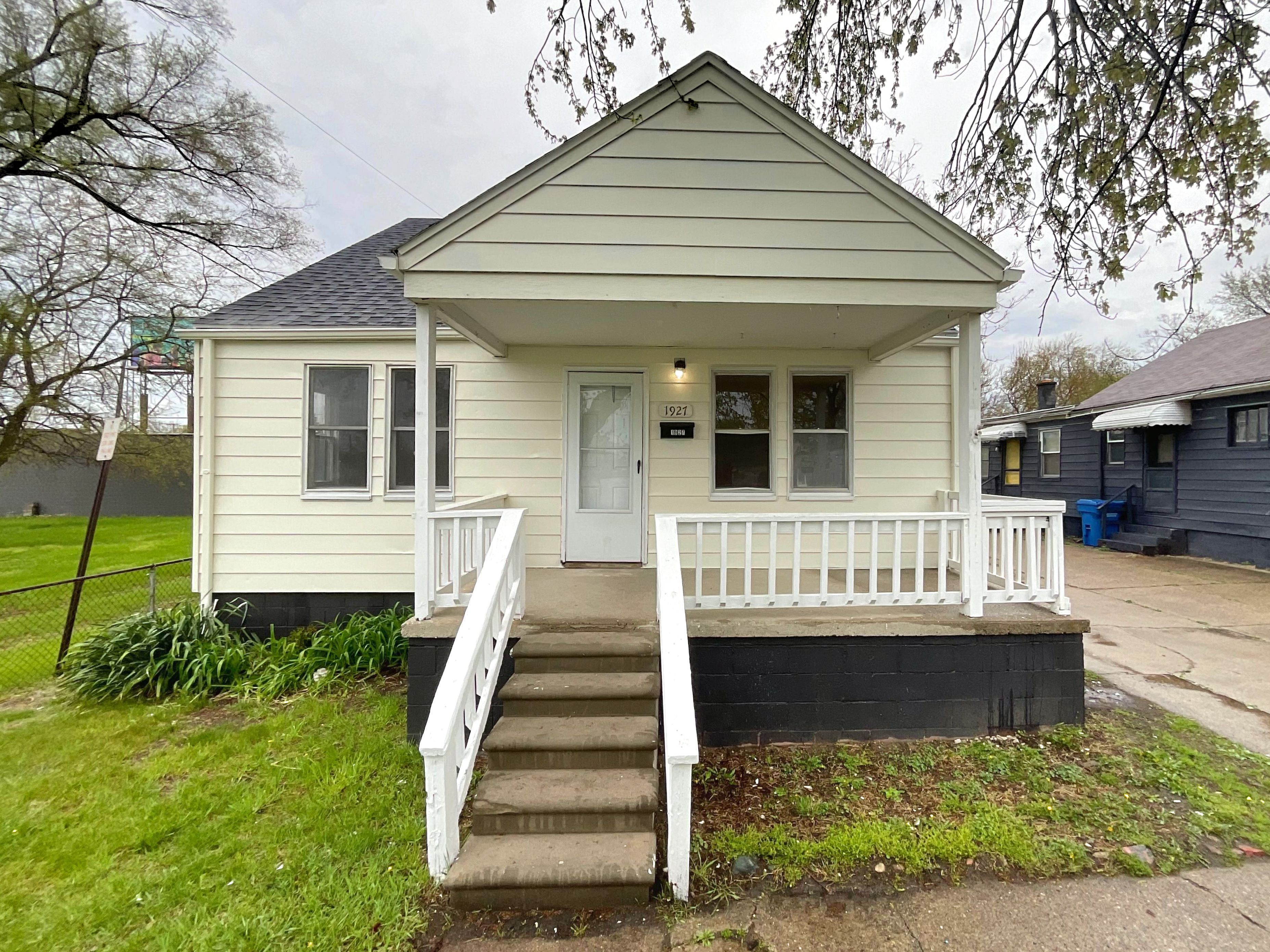 1927 JARVIS Avenue