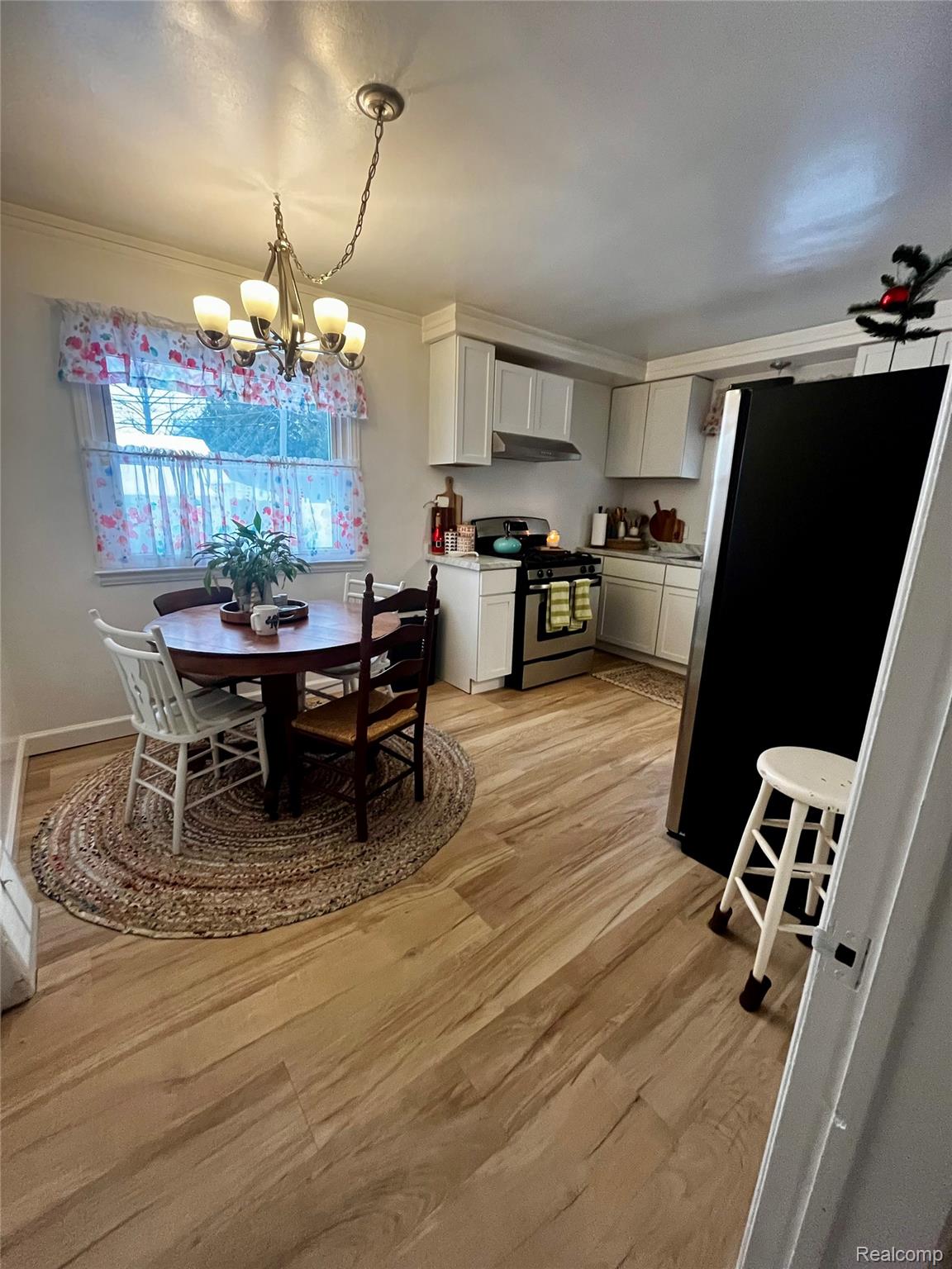 15854 Englewood Avenue