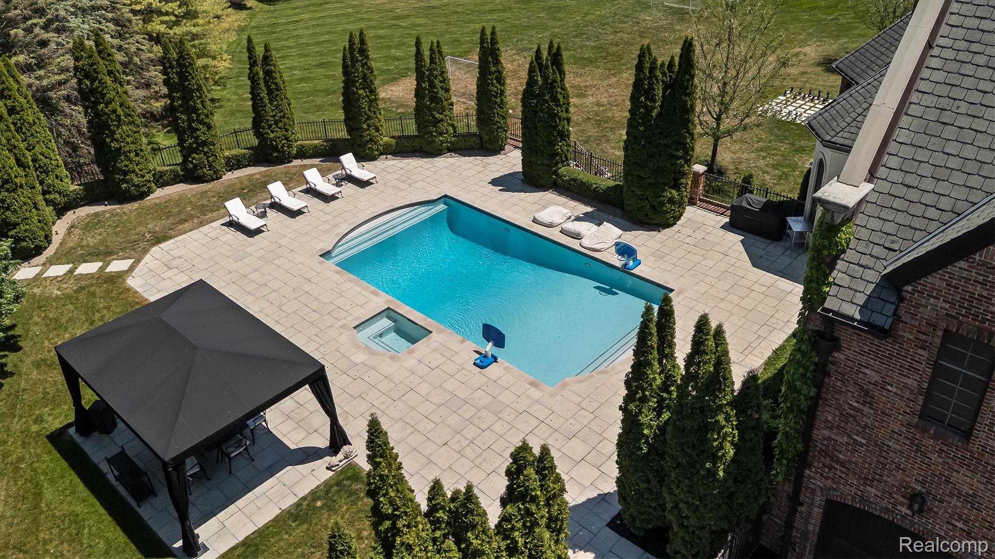 2370 Pond Vallee Drive
