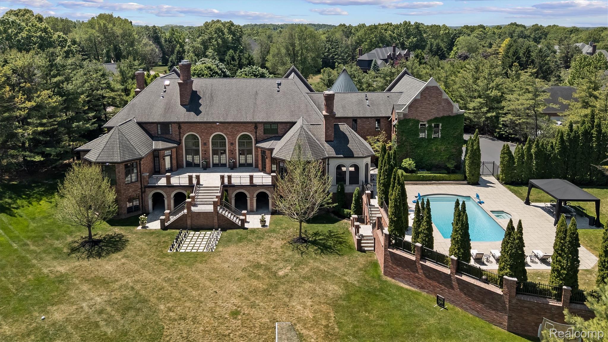 2370 Pond Vallee Drive