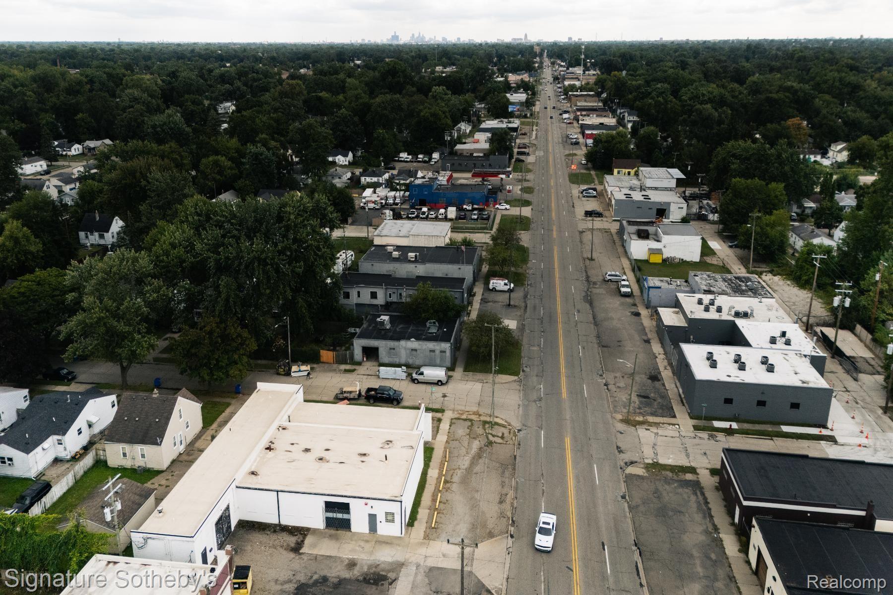 22804 & 22806 DEQUINDRE Road
