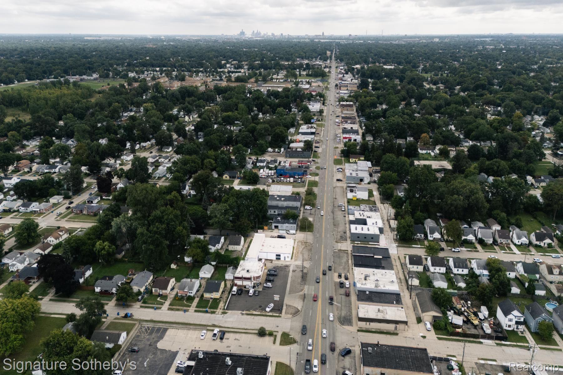 22804 & 22806 DEQUINDRE Road