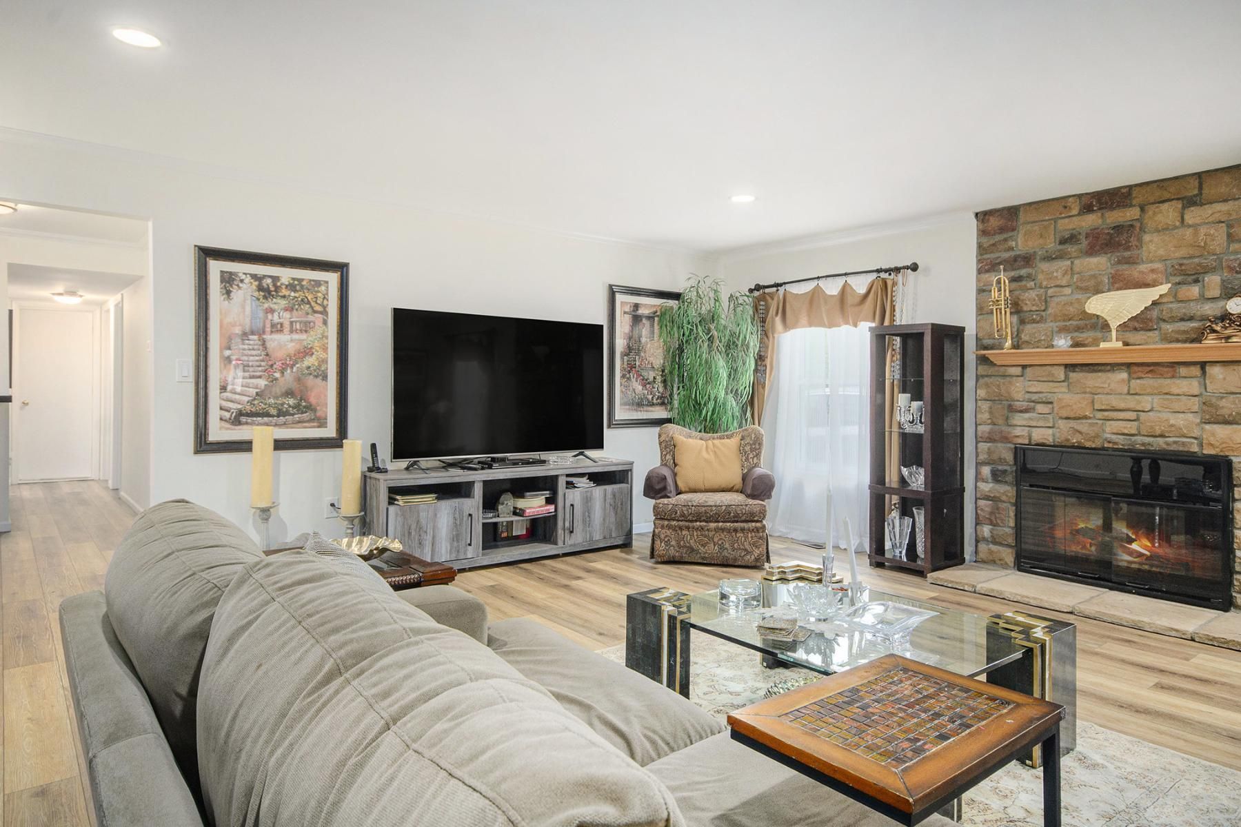 33742 OAK POINT Circle