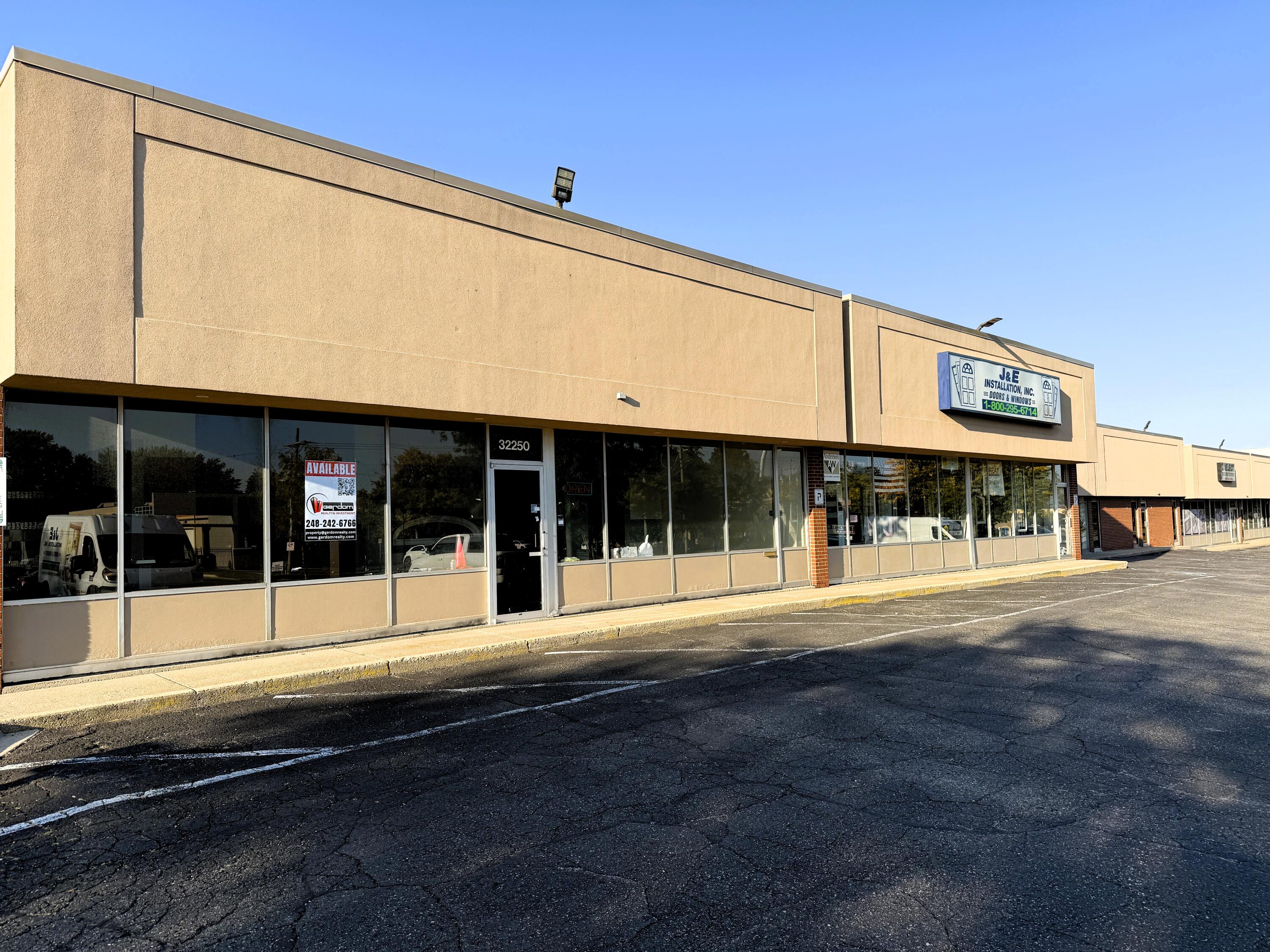 32210 8 Mile W