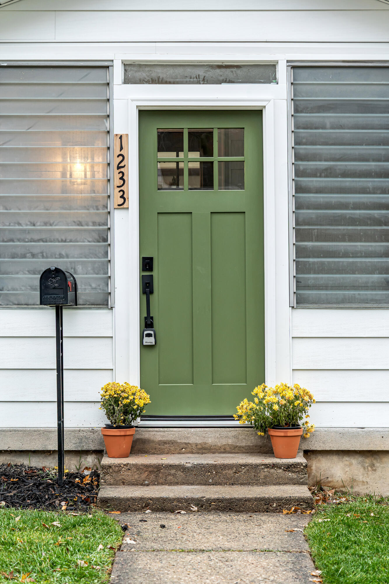 1233 Emerald Avenue NE