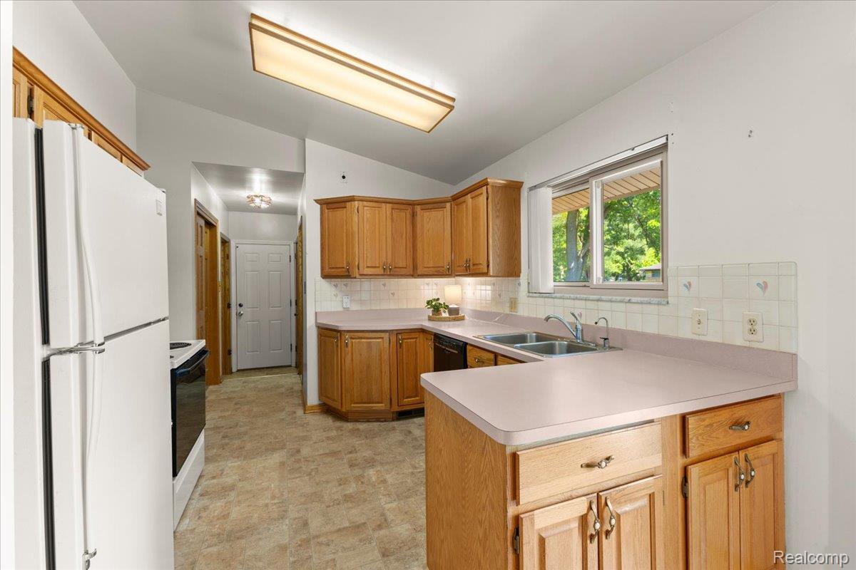 Clinton Charter Township, Michigan 48035, United States, 3 Bedrooms Bedrooms, ,2 BathroomsBathrooms,Residential,Active,189756