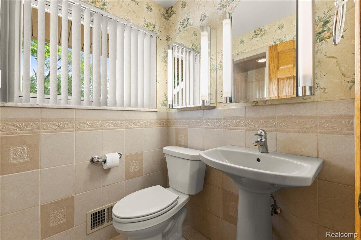 Clinton Charter Township, Michigan 48035, United States, 3 Bedrooms Bedrooms, ,2 BathroomsBathrooms,Residential,Active,189756