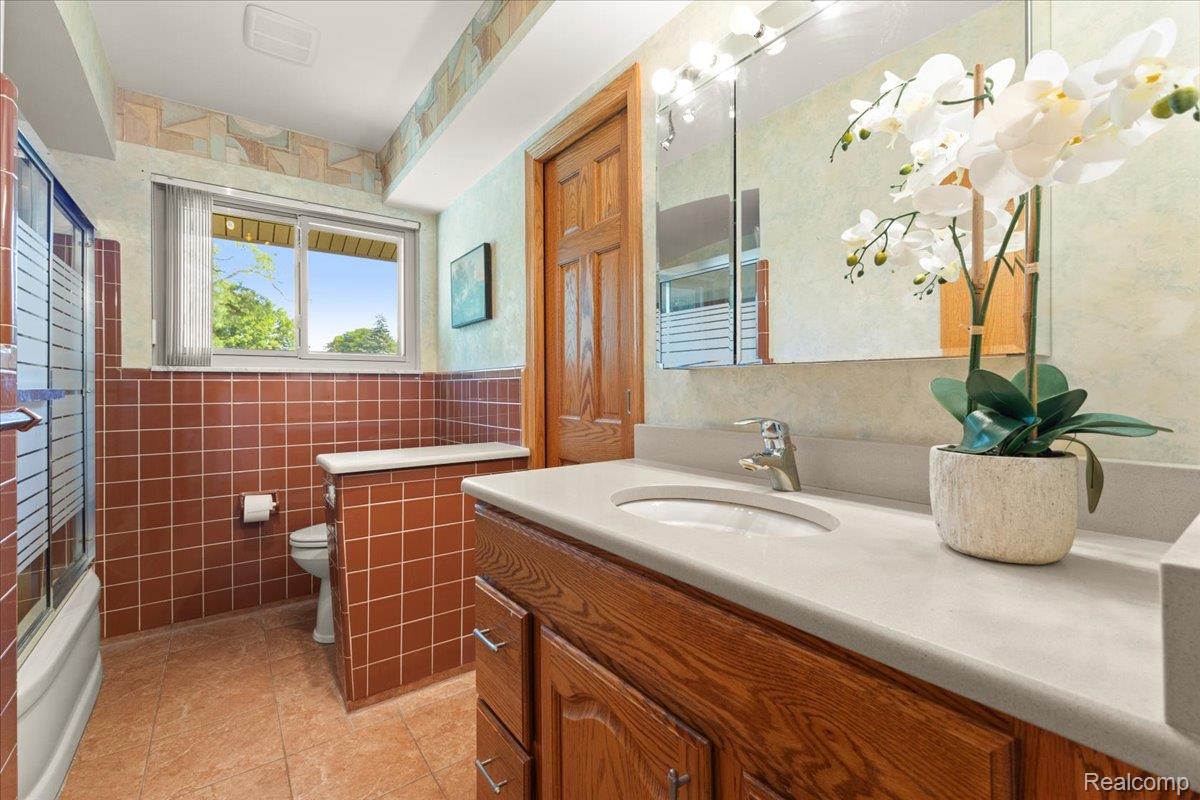 Clinton Charter Township, Michigan 48035, United States, 3 Bedrooms Bedrooms, ,2 BathroomsBathrooms,Residential,Active,189756