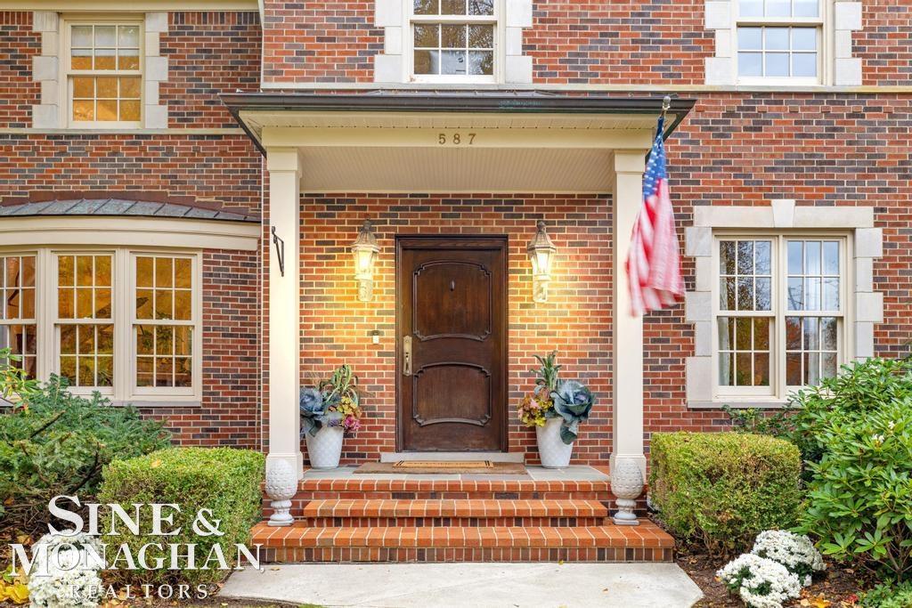 587 Lochmoor Boulevard