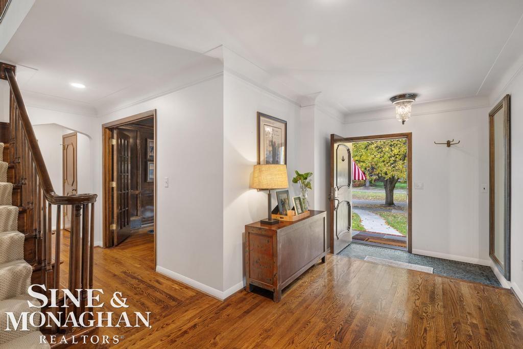 587 Lochmoor Boulevard