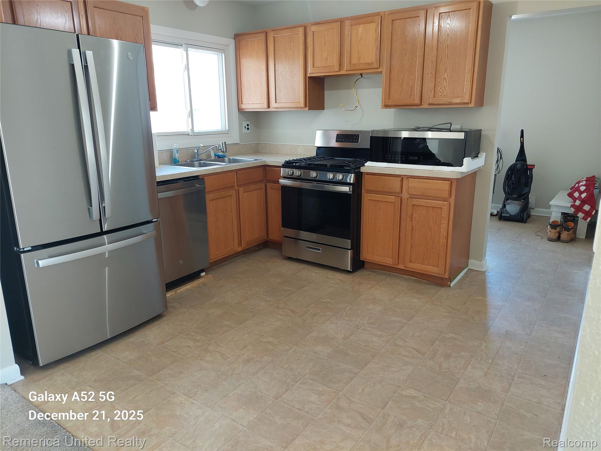 945 N Commerce Road N