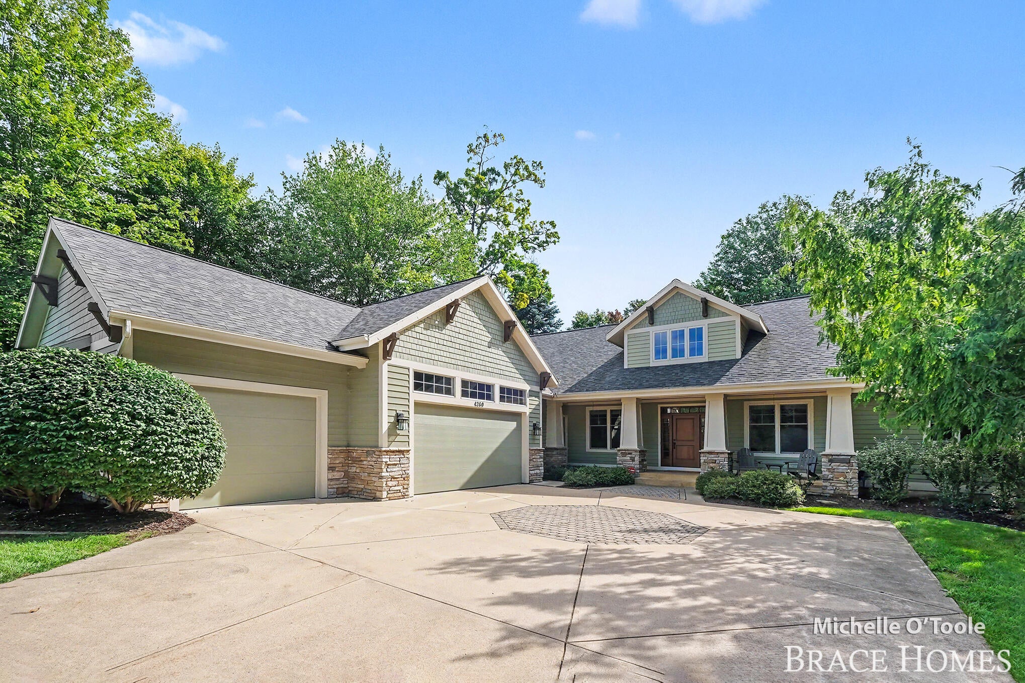 4260 S Oak Pointe Court NE