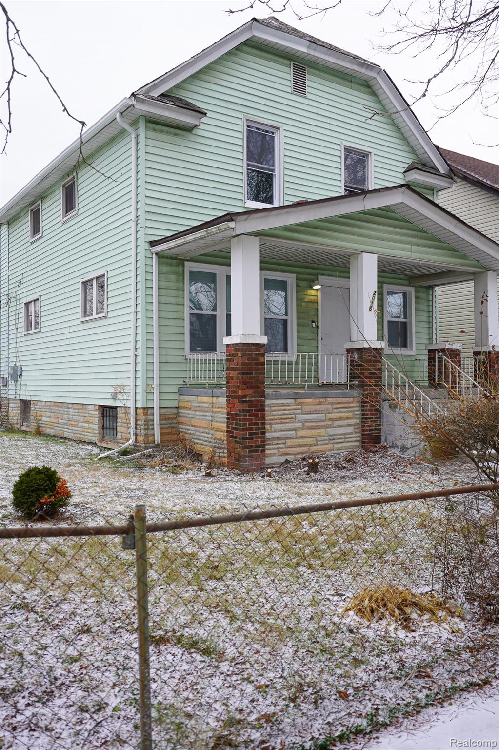 2016 W Grand Street