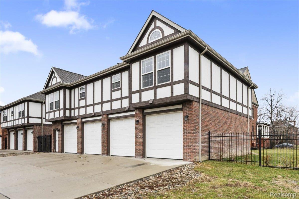 411 E Ferry Street 15