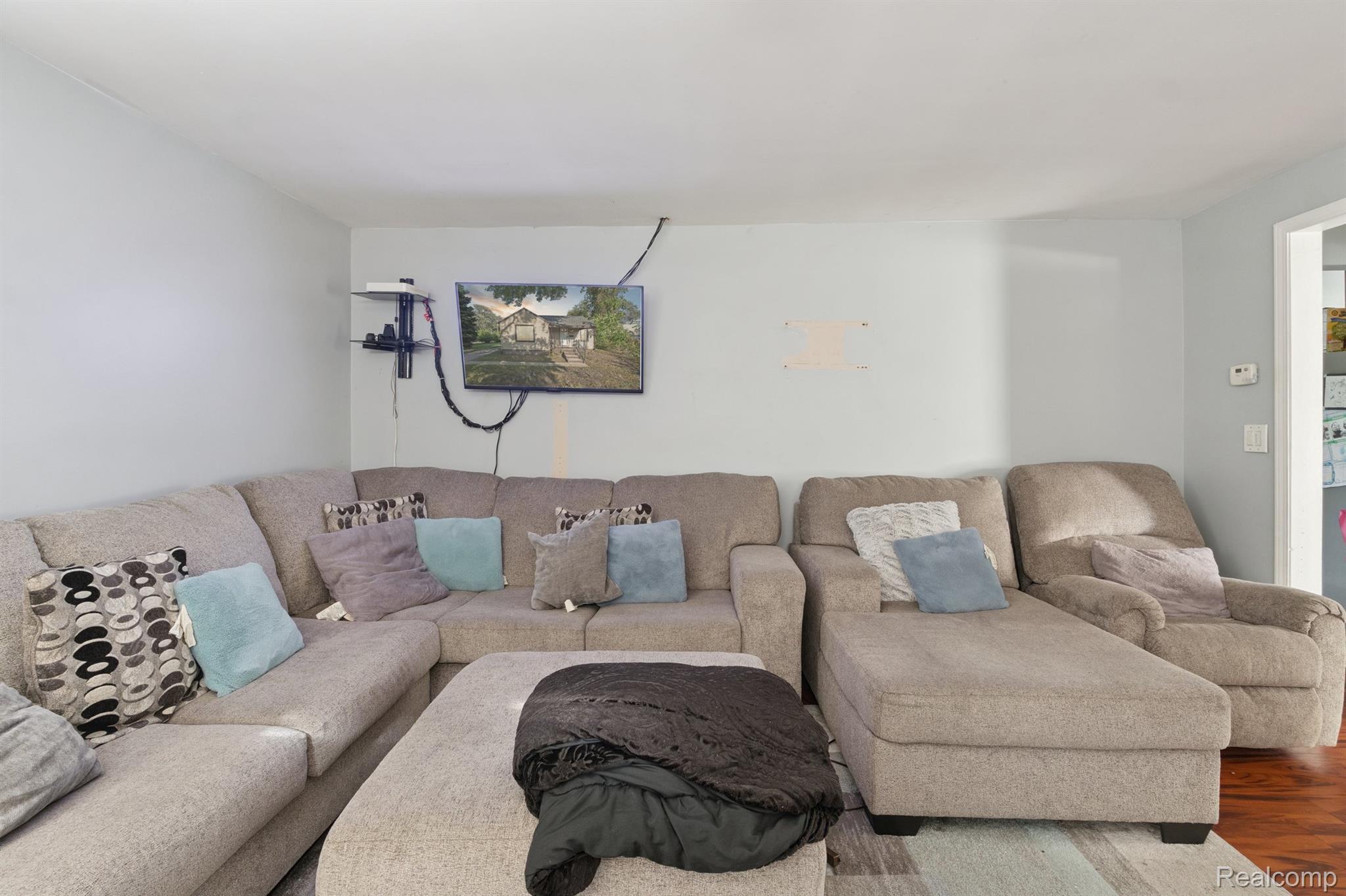 Dearborn Heights City, Michigan 48125, United States, 3 Bedrooms Bedrooms, ,1 BathroomBathrooms,Residential,Active,212964