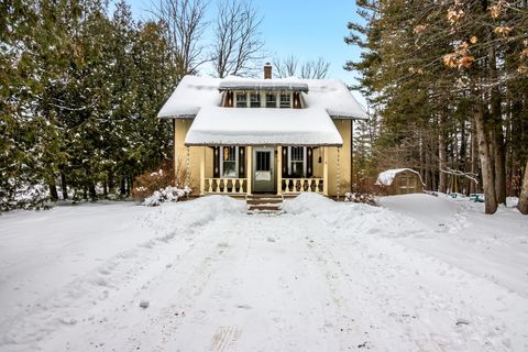 A home in SuttonsBayTownship_Leelanau