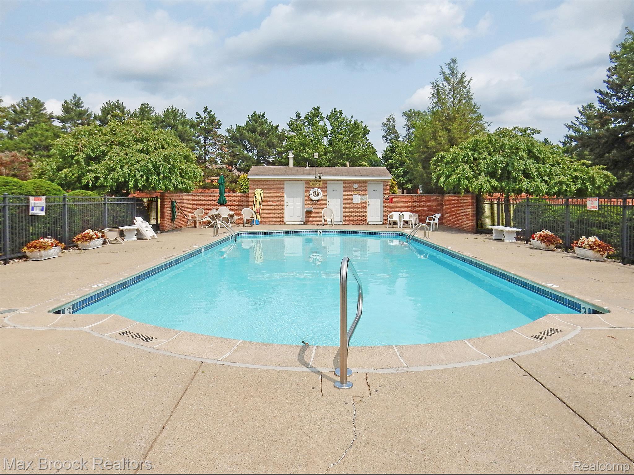 801 W LONG LAKE Road A-4