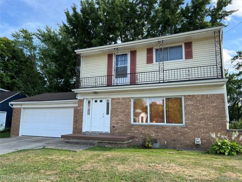 Photo of 400 E Flint Street, Lake Orion Village, MI 48362 (MLS # 20251048073)