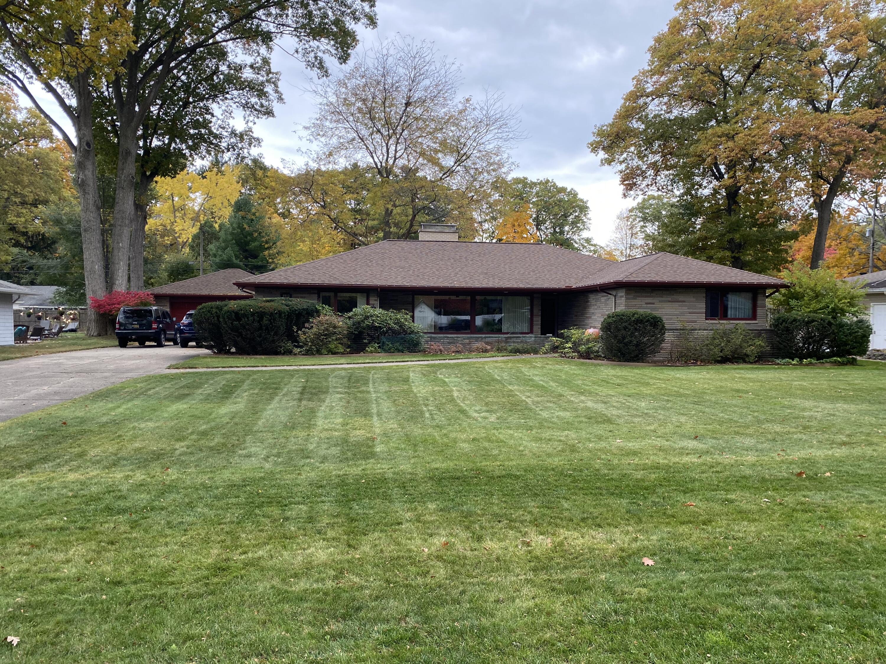 1913 Crestwood Lane