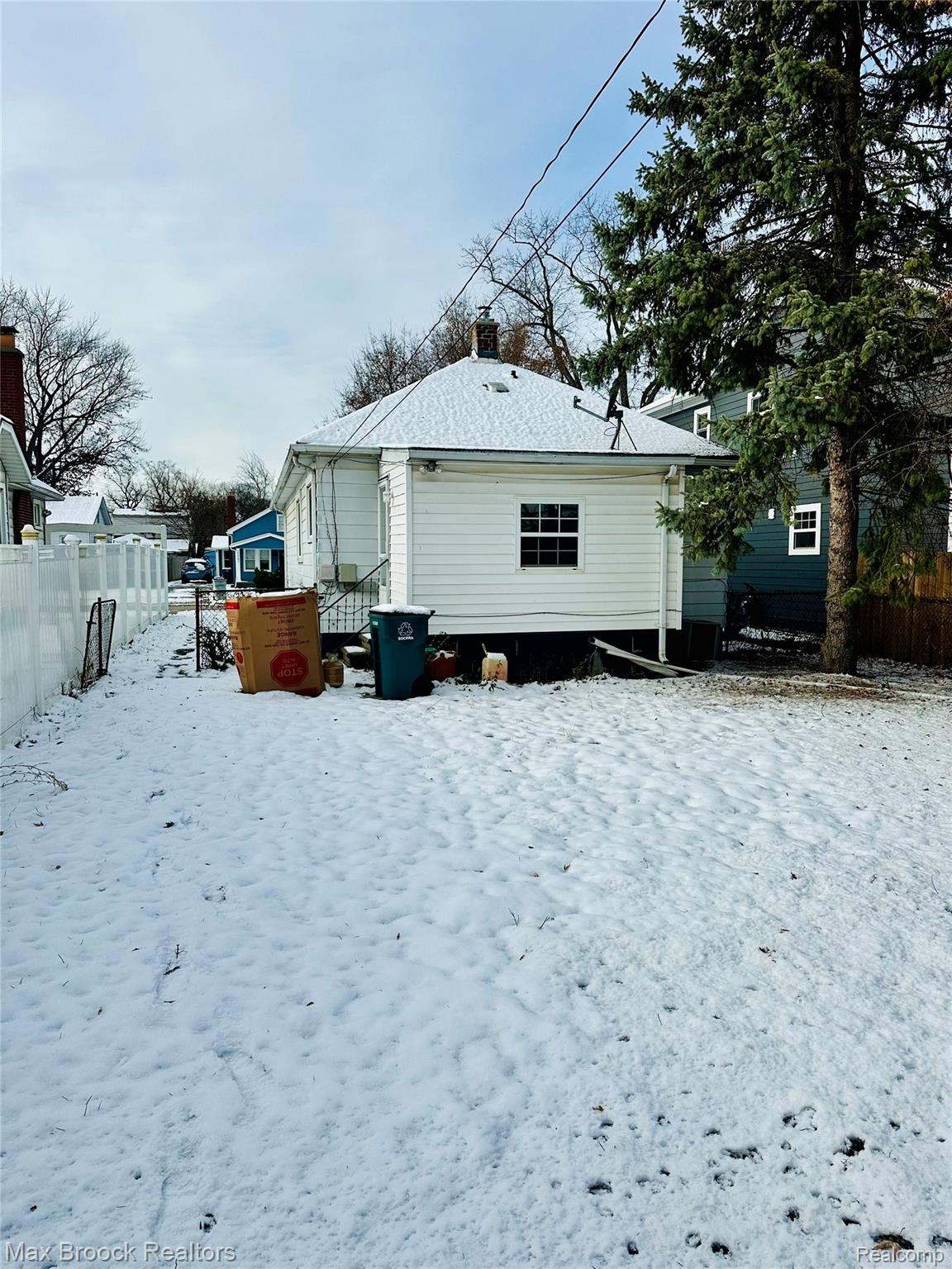 23084 Berdeno Avenue