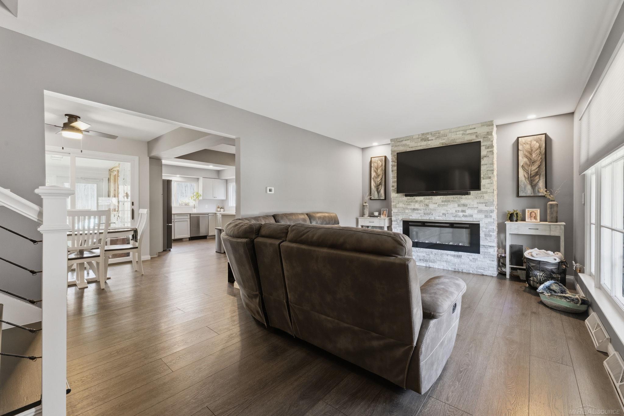 3645 W Surrey Lane