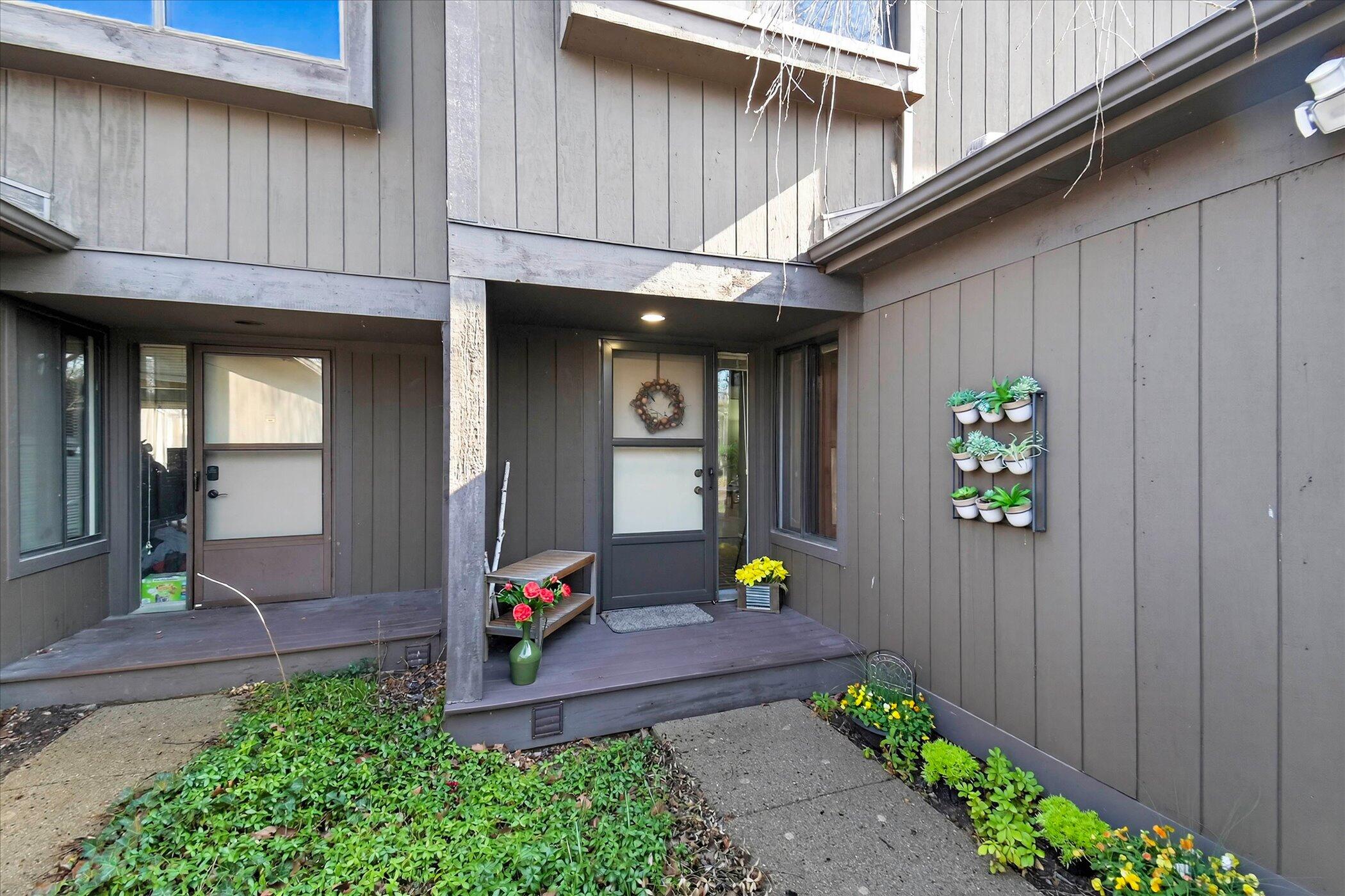 2555 Meade Court