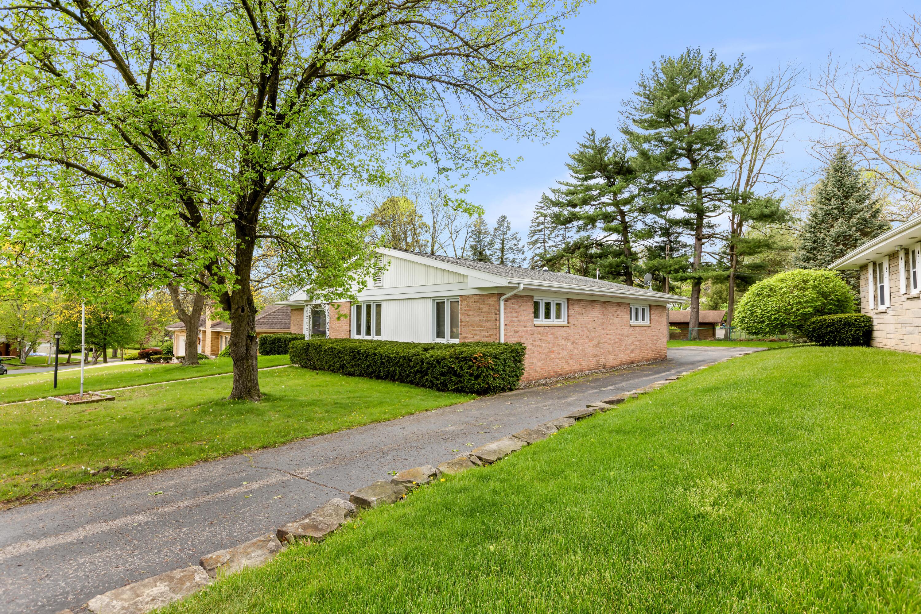 31 E Clinton Drive