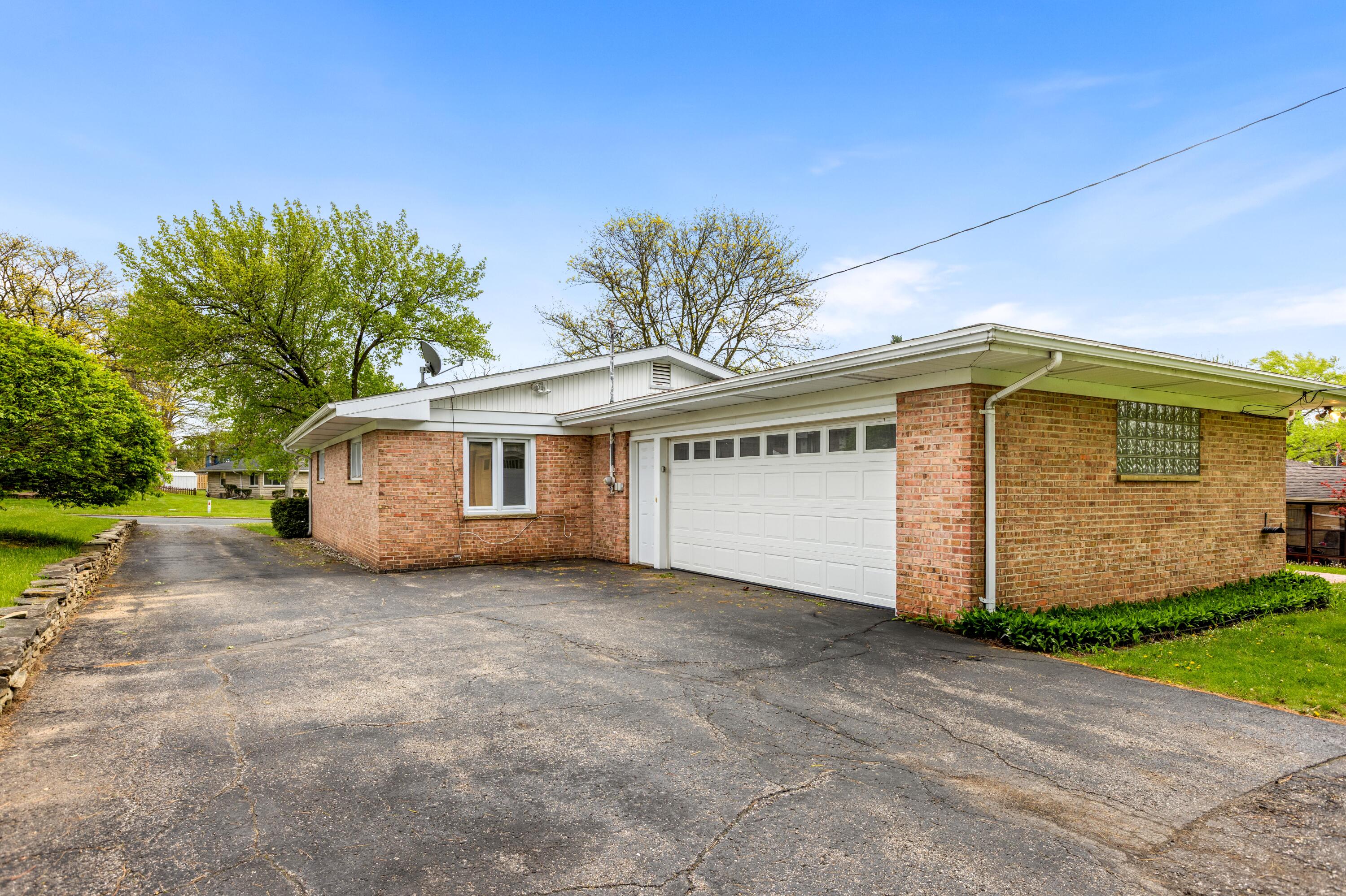 31 E Clinton Drive