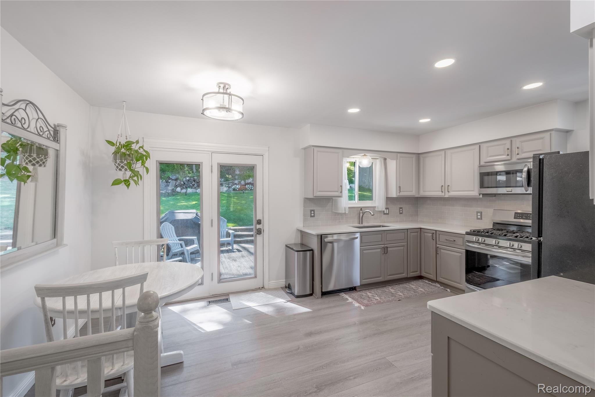 Fenton City, Michigan 48430, United States, 3 Bedrooms Bedrooms, ,1 BathroomBathrooms,Residential,Active,210600