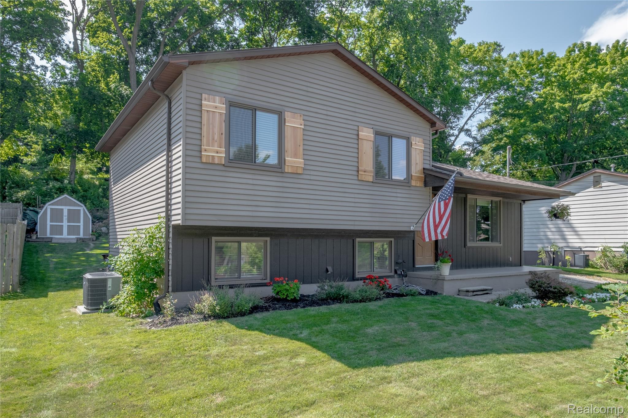 Fenton City, Michigan 48430, United States, 3 Bedrooms Bedrooms, ,1 BathroomBathrooms,Residential,Active,210600