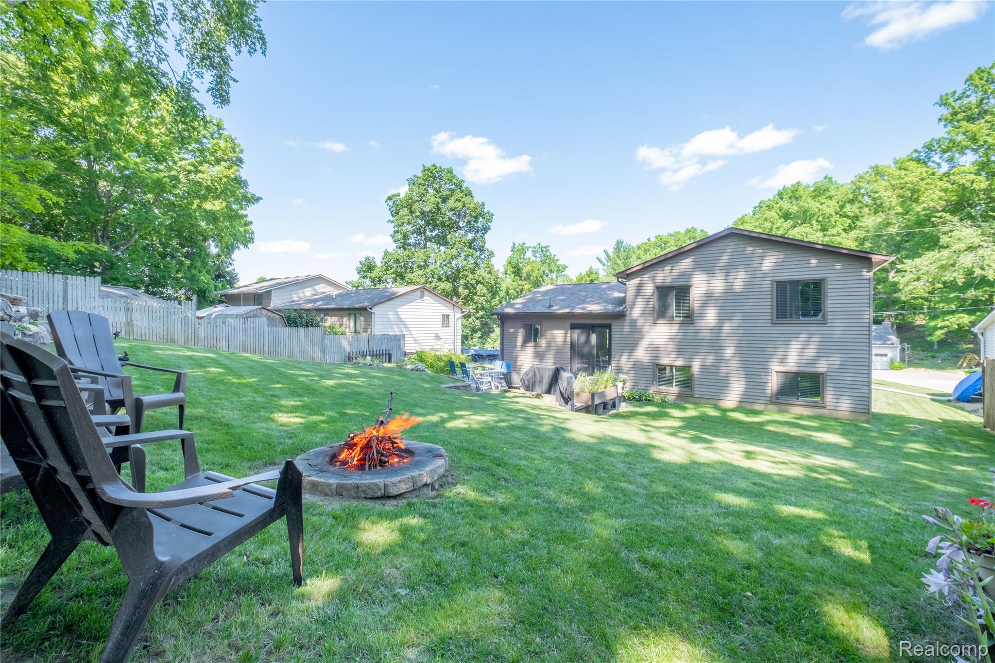 Fenton City, Michigan 48430, United States, 3 Bedrooms Bedrooms, ,1 BathroomBathrooms,Residential,Active,210600