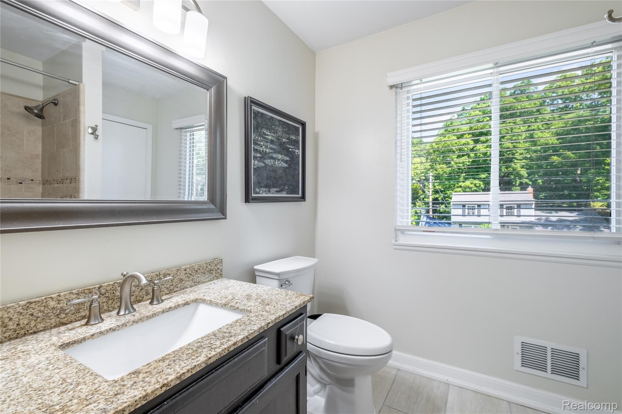 Fenton City, Michigan 48430, United States, 3 Bedrooms Bedrooms, ,1 BathroomBathrooms,Residential,Active,210600