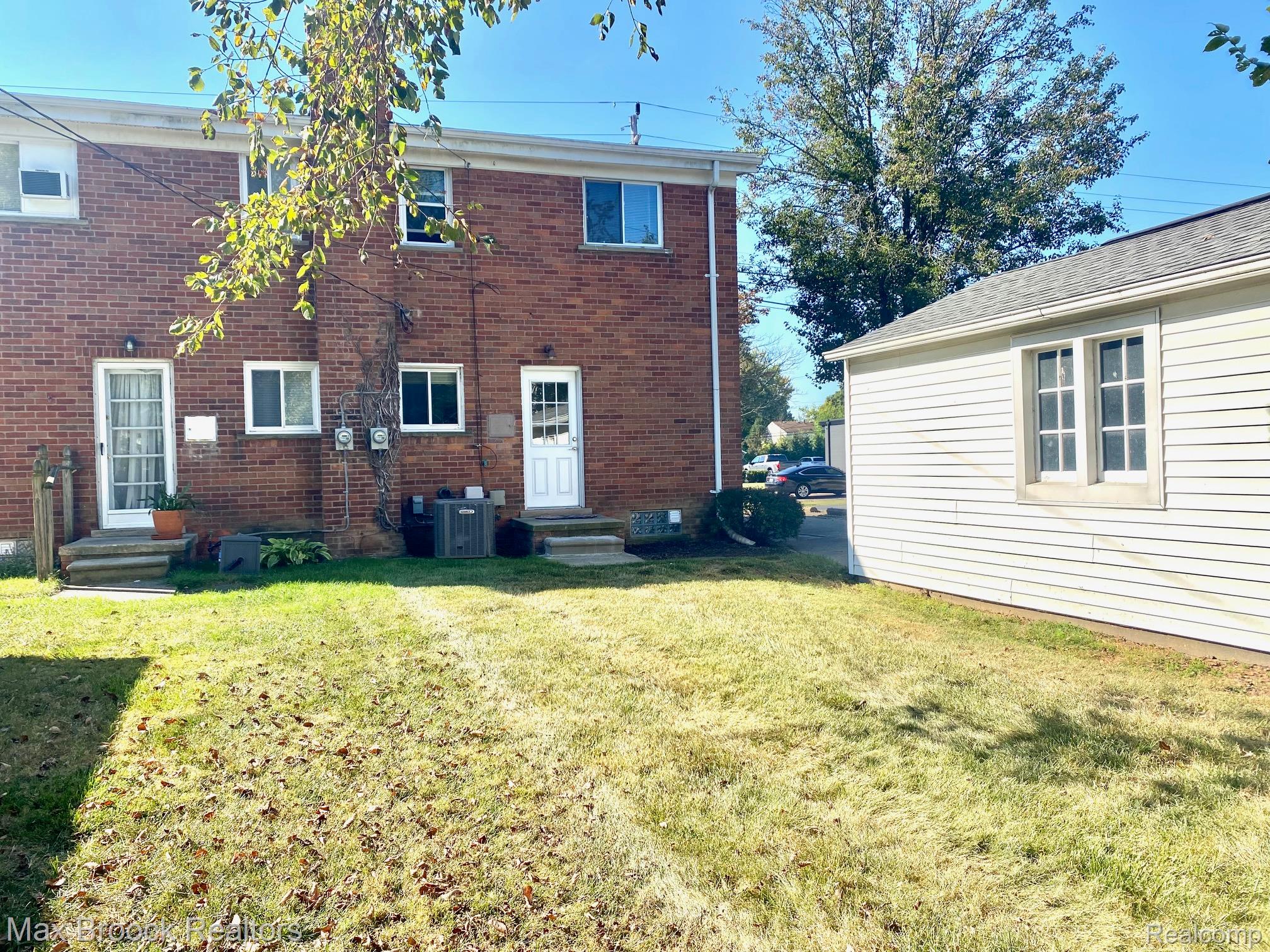 251-253 E 14 Mile Road