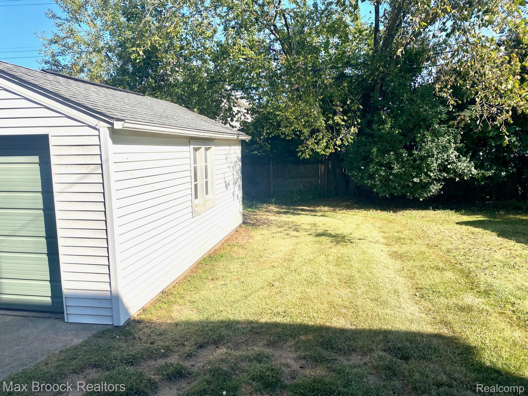 251-253 E 14 Mile Road