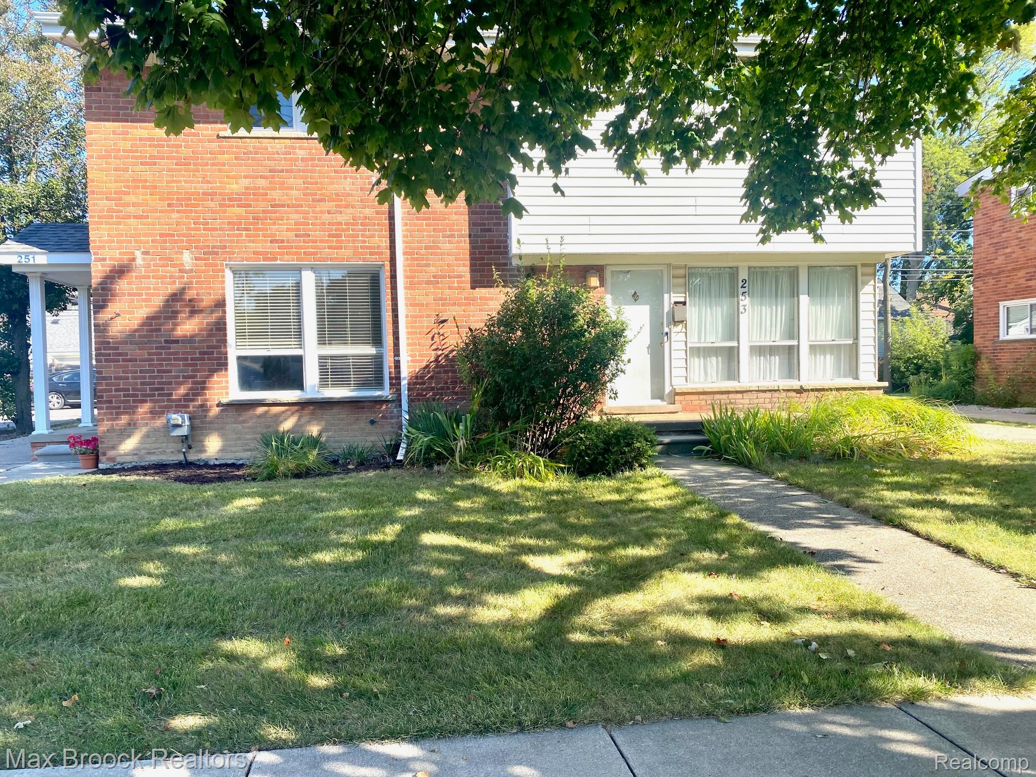 251-253 E 14 Mile Road