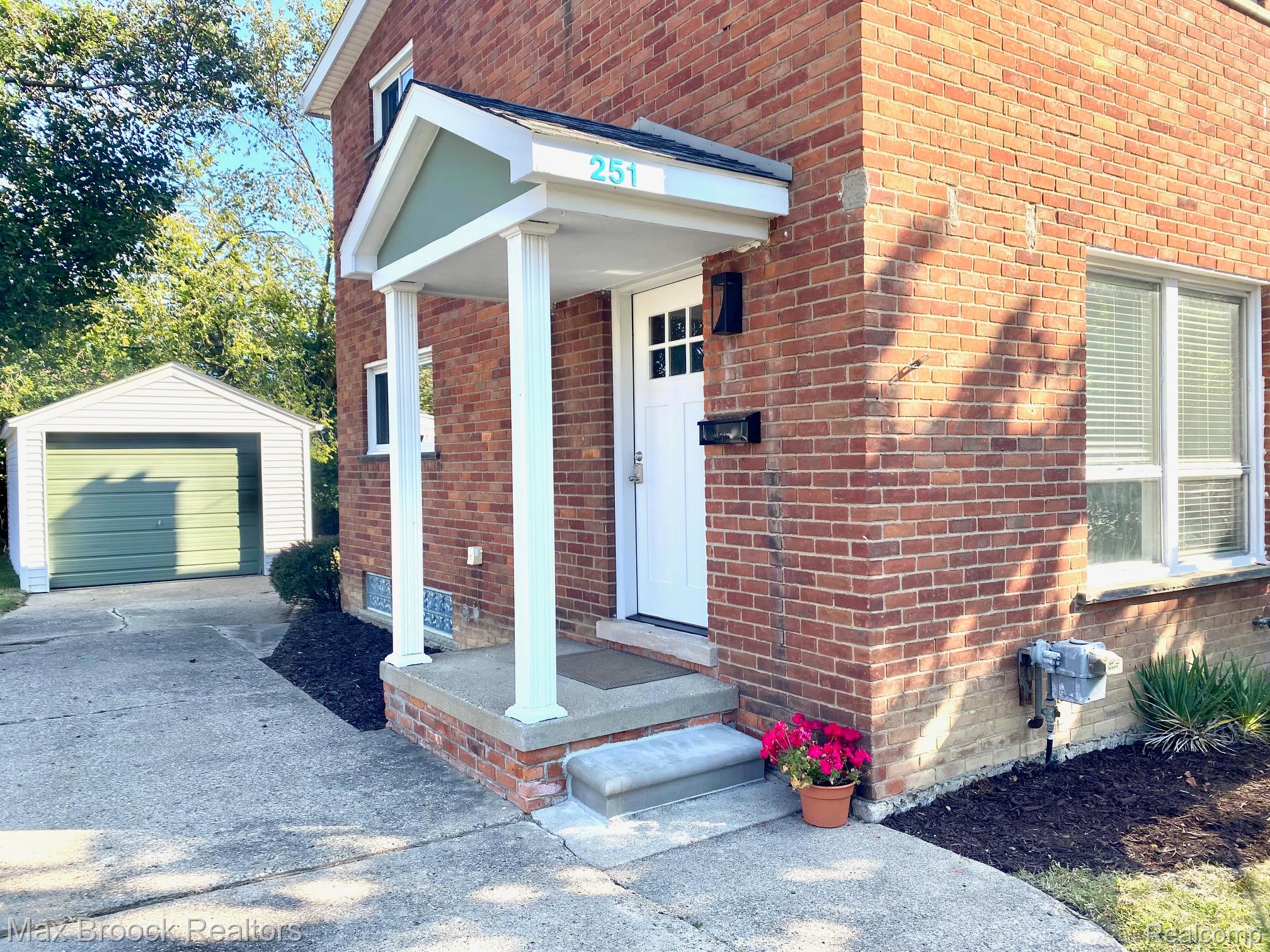 251-253 E 14 Mile Road