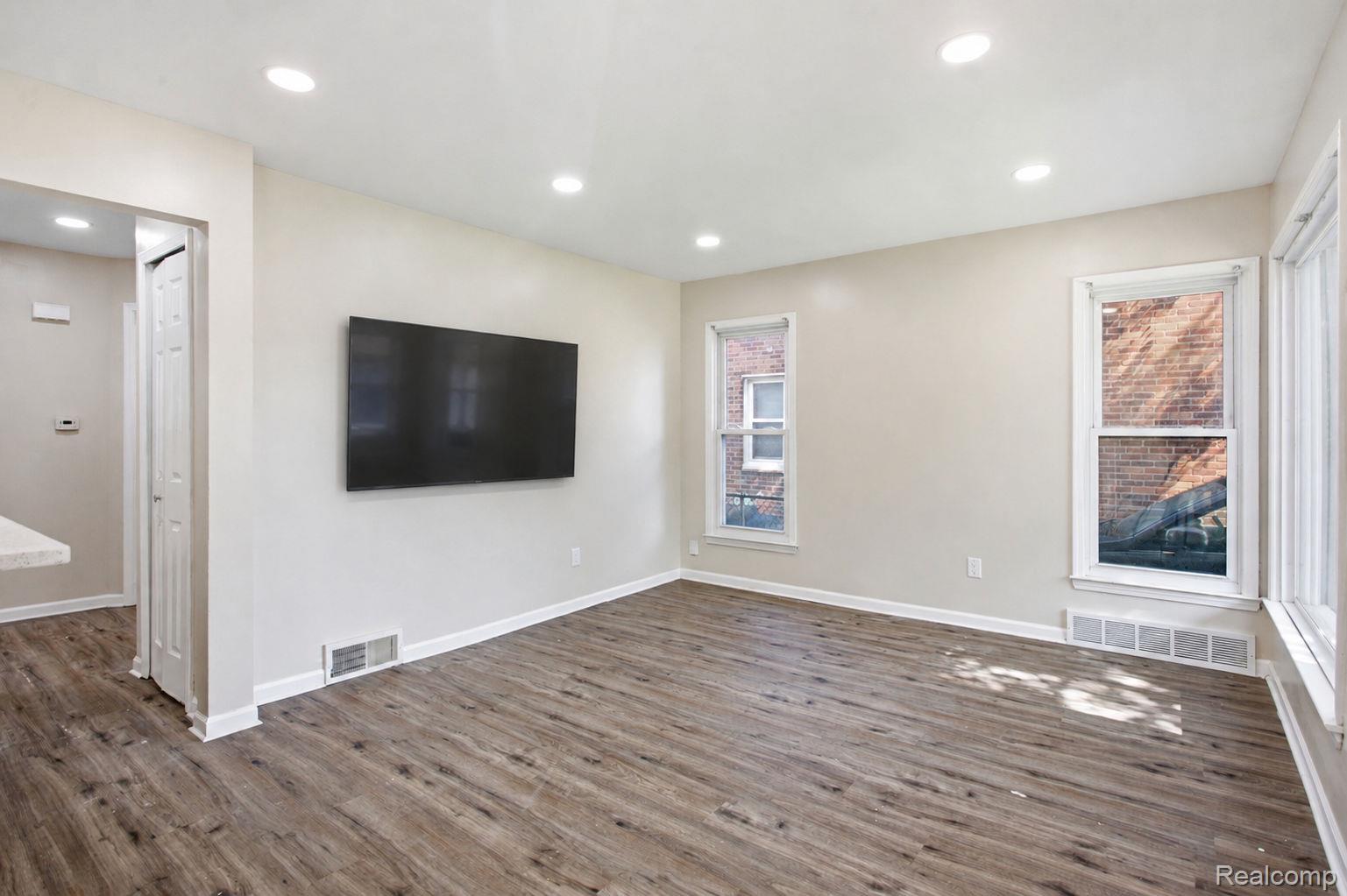 11363 Riverdale