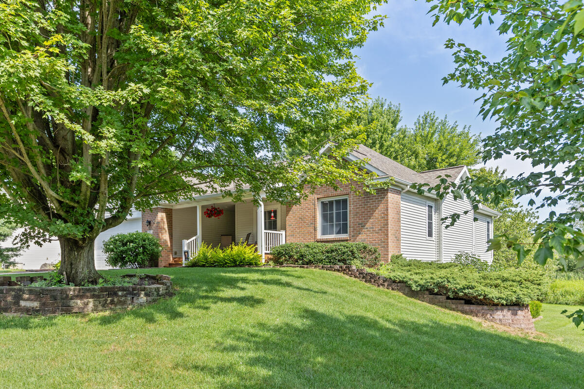 711 Cedar Pines Drive NE