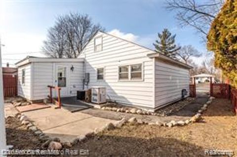 Tiny photo for 2835 Oldsmobile Avenue, Waterford Charter Township, MI 48328 (MLS # 20261027324)