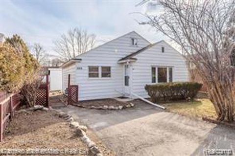 Photo of 2835 Oldsmobile Avenue, Waterford Charter Township, MI 48328 (MLS # 20261027324)
