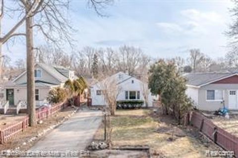 Tiny photo for 2835 Oldsmobile Avenue, Waterford Charter Township, MI 48328 (MLS # 20261027324)
