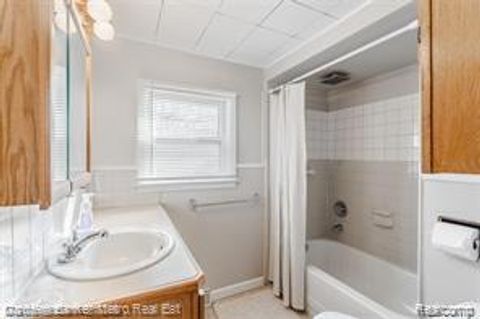 Tiny photo for 2835 Oldsmobile Avenue, Waterford Charter Township, MI 48328 (MLS # 20261027324)