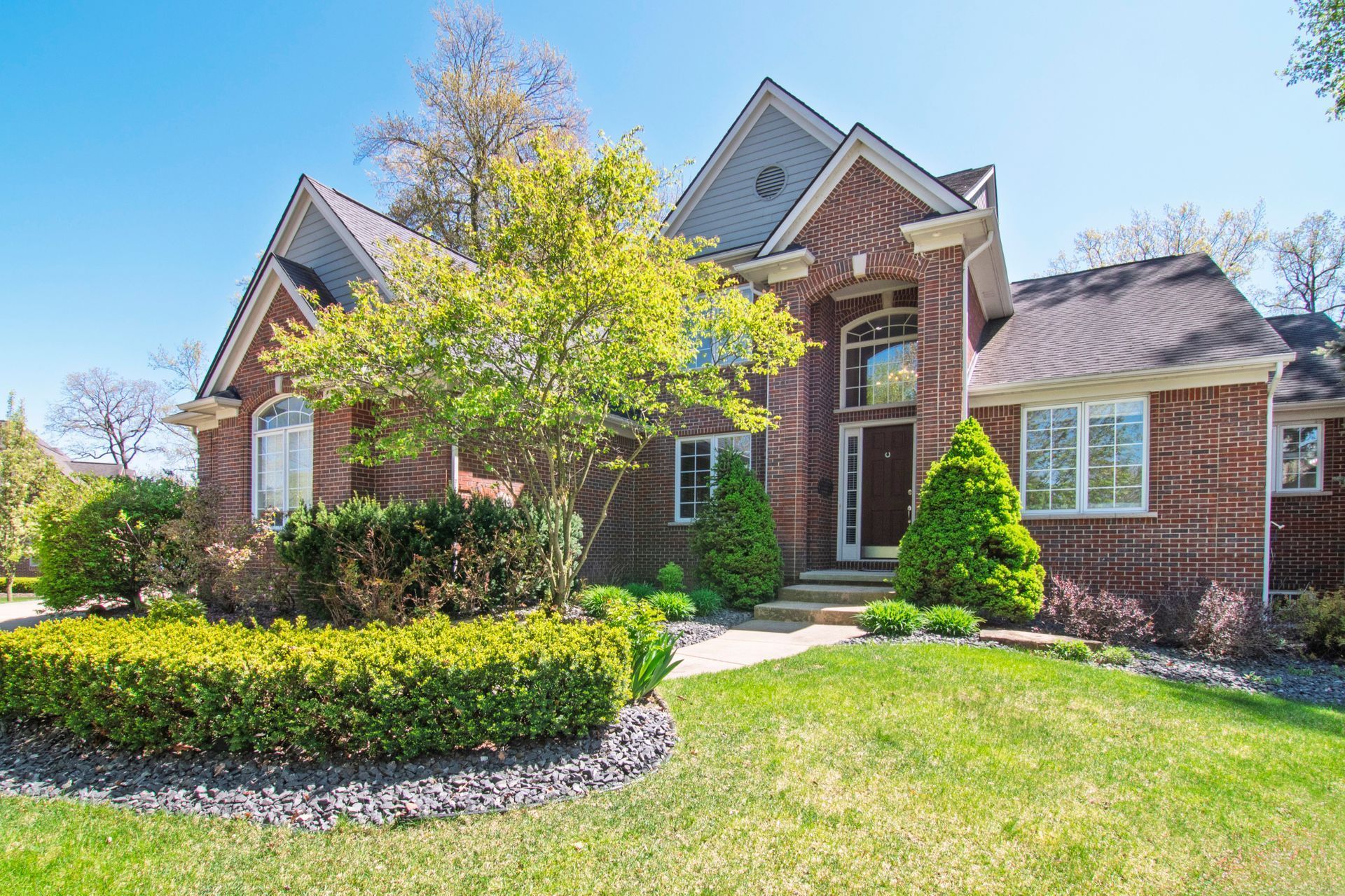 194 W REED LAKE